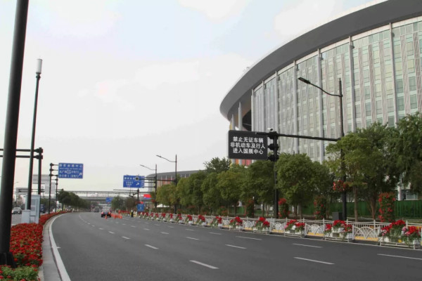 進口博覽會周邊道路多桿合一路燈