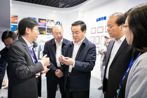 高興夫副省長(zhǎng)等一行仔細(xì)了解三思陶瓷像素的研發(fā)和生產(chǎn)流程