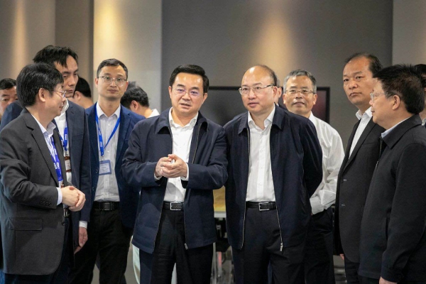 高興夫副省長(zhǎng)鼓勵(lì)三思要繼續(xù)堅(jiān)持科技創(chuàng)新之路