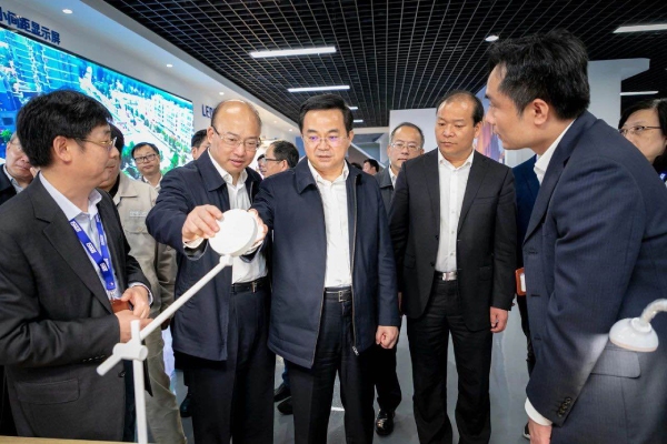 高興夫副省長(zhǎng)一行觀摩三思智能家居照明產(chǎn)品