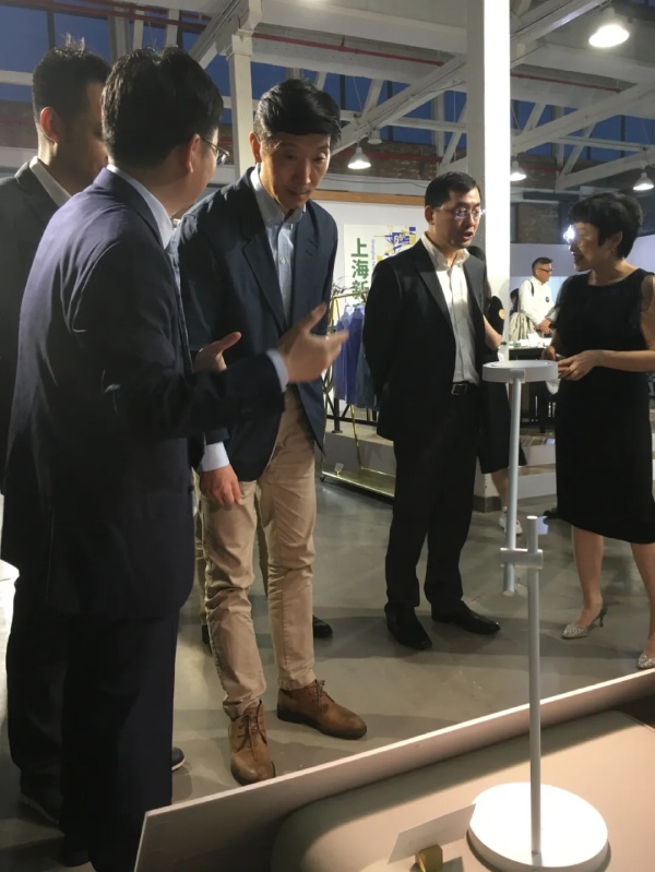 上海市市場(chǎng)監(jiān)督管理局局長(zhǎng)陳學(xué)軍(中)等領(lǐng)導(dǎo)