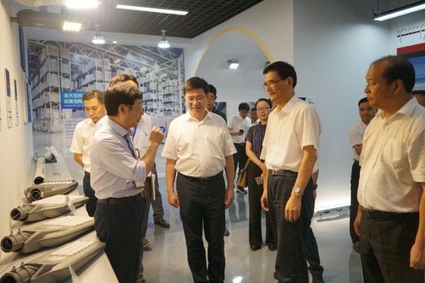 熊建平等領導一行參觀三思陶瓷像素路燈